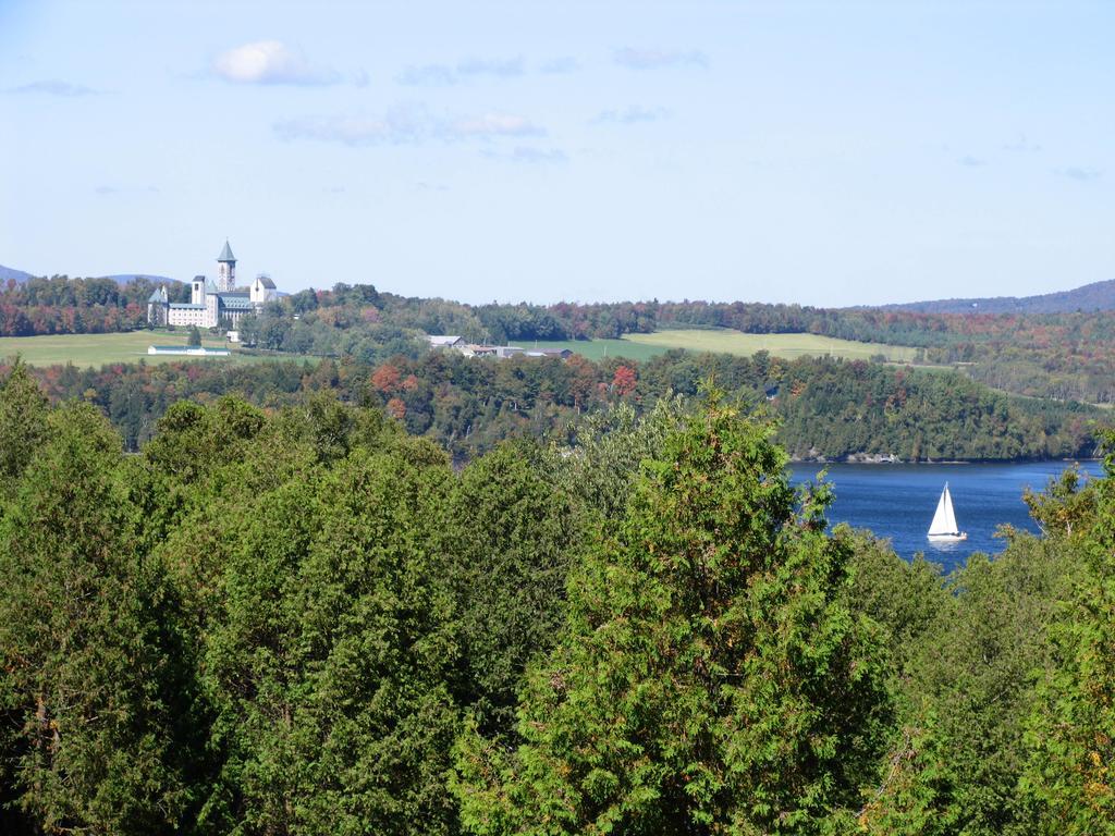La Belle Victorienne Hotell Magog Eksteriør bilde