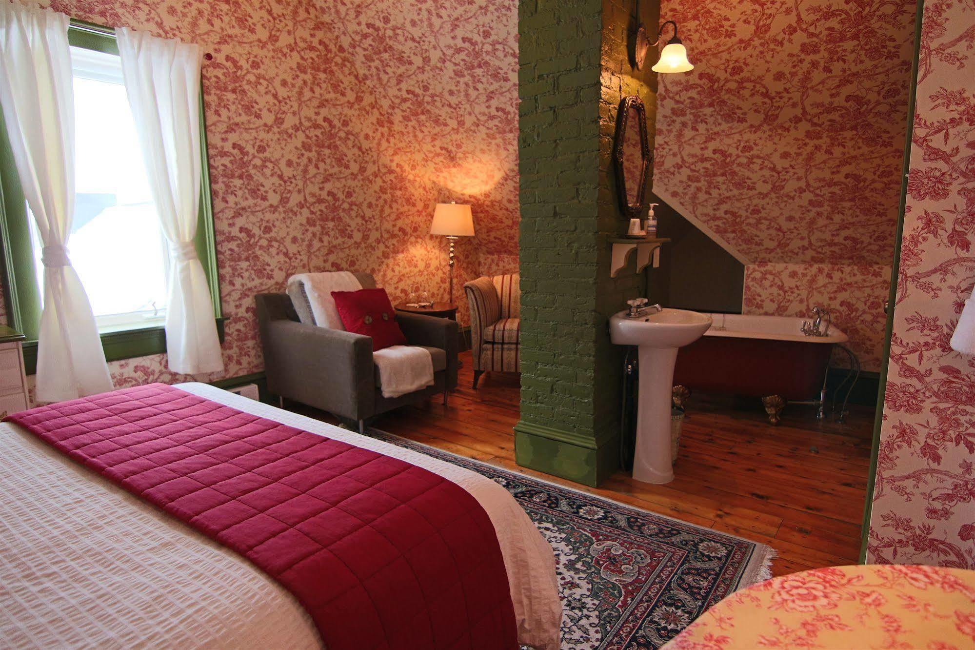 La Belle Victorienne Hotell Magog Eksteriør bilde