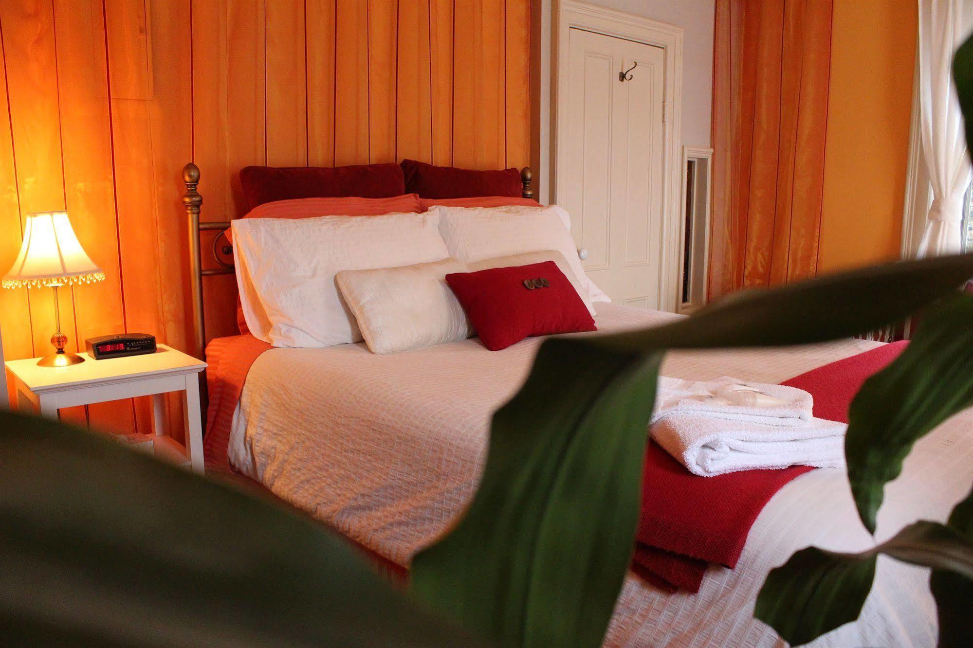 La Belle Victorienne Hotell Magog Eksteriør bilde